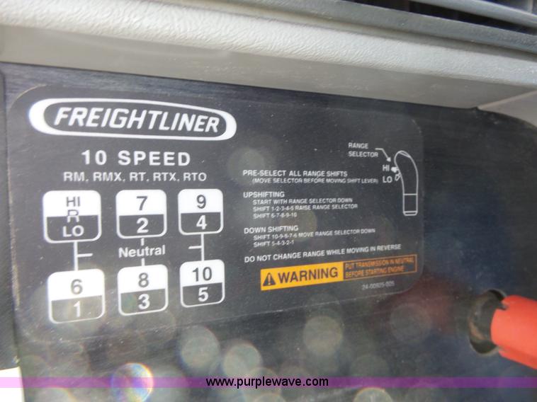 image for item L6017 2004 Freightliner Columbia semi truck