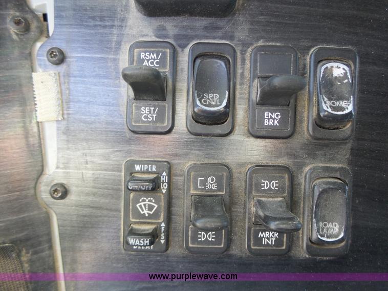 image for item L6017 2004 Freightliner Columbia semi truck