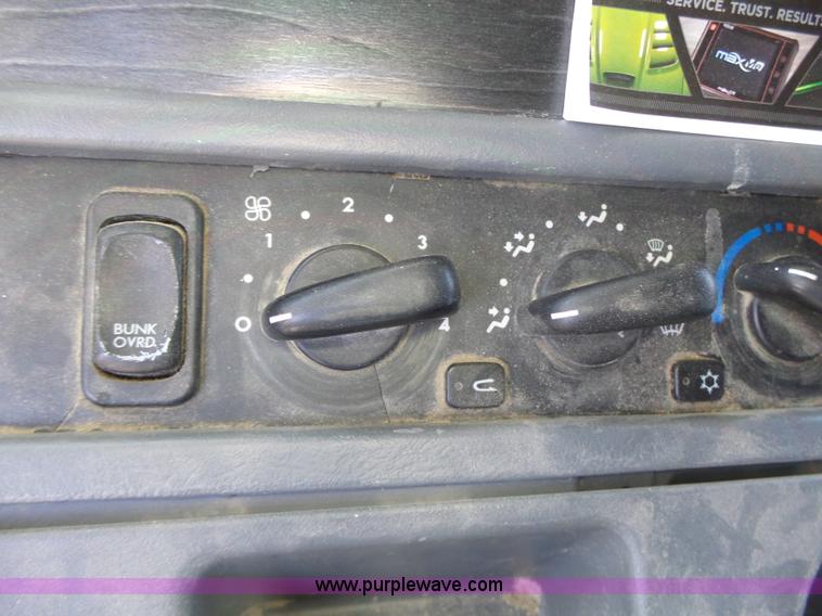 image for item L6017 2004 Freightliner Columbia semi truck