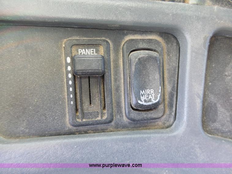 image for item L6017 2004 Freightliner Columbia semi truck