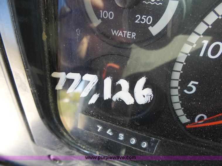 image for item L6017 2004 Freightliner Columbia semi truck