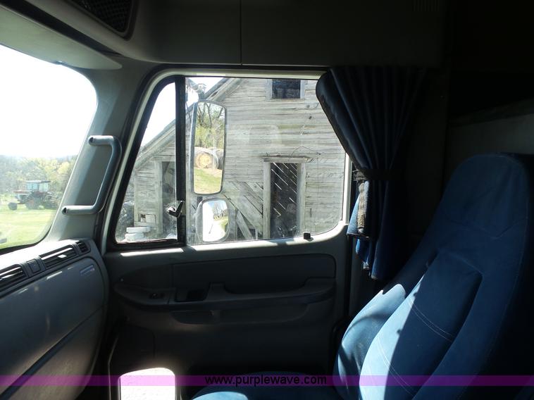 image for item L6017 2004 Freightliner Columbia semi truck