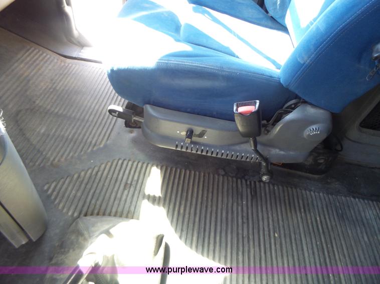 image for item L6017 2004 Freightliner Columbia semi truck