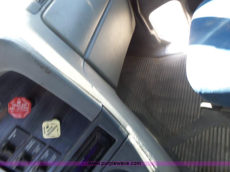 image for item L6017 2004 Freightliner Columbia semi truck