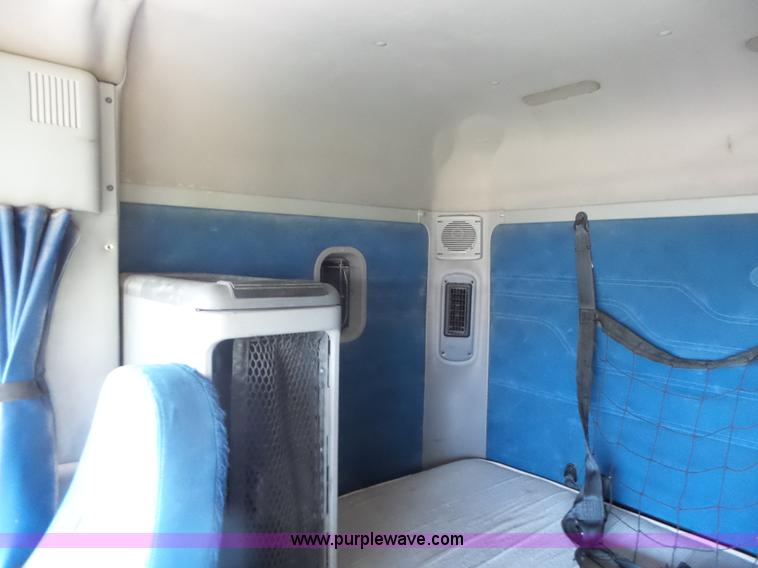 image for item L6017 2004 Freightliner Columbia semi truck