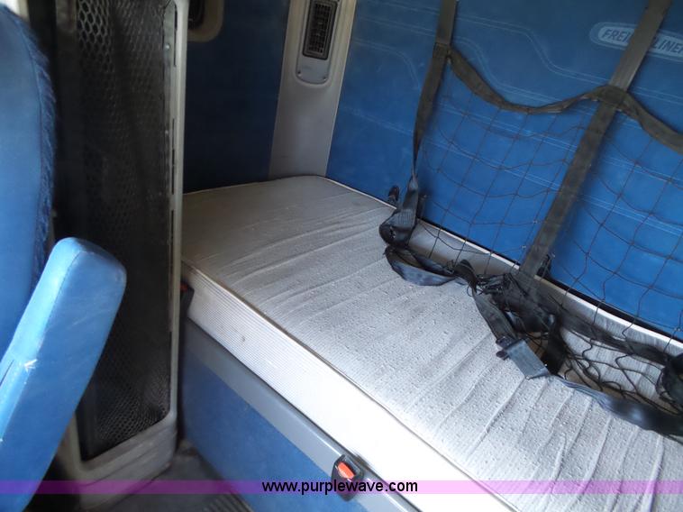 image for item L6017 2004 Freightliner Columbia semi truck