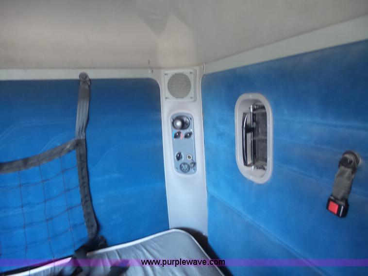 image for item L6017 2004 Freightliner Columbia semi truck