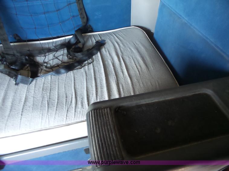 image for item L6017 2004 Freightliner Columbia semi truck