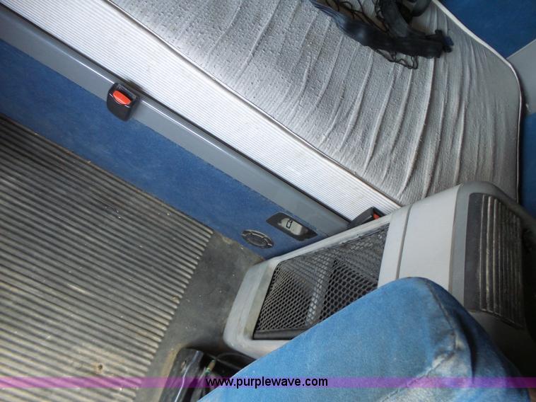 image for item L6017 2004 Freightliner Columbia semi truck