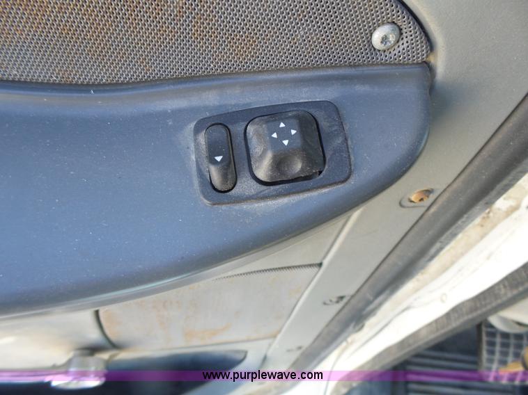 image for item L6017 2004 Freightliner Columbia semi truck