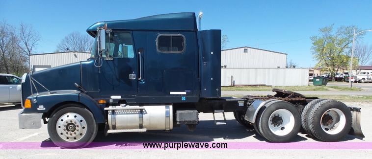 image for item L6321 1995 Volvo WIA semi truck