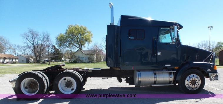 image for item L6321 1995 Volvo WIA semi truck