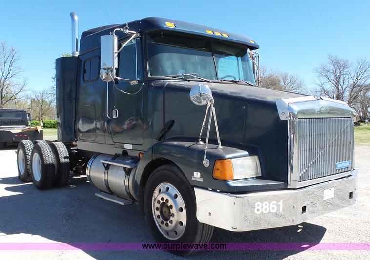 image for item L6321 1995 Volvo WIA semi truck