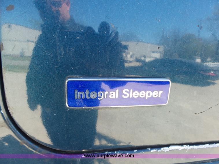 image for item L6321 1995 Volvo WIA semi truck