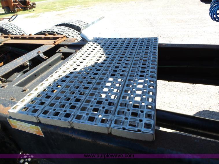 image for item L6321 1995 Volvo WIA semi truck