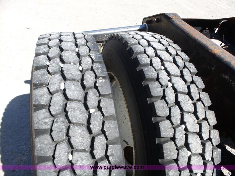 image for item L6321 1995 Volvo WIA semi truck