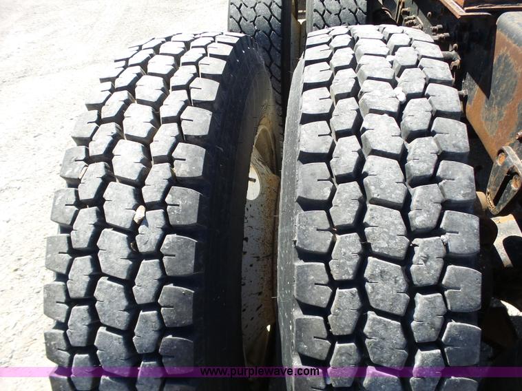 image for item L6321 1995 Volvo WIA semi truck