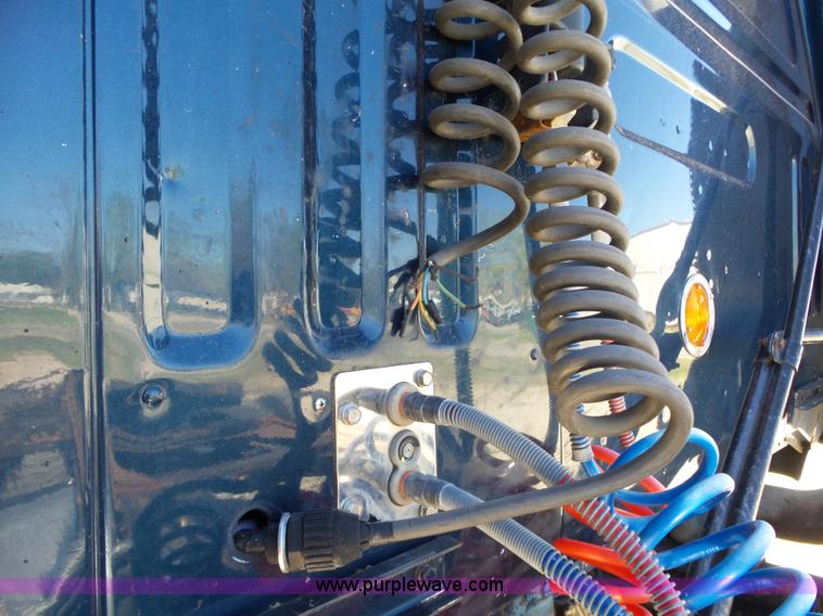 image for item L6321 1995 Volvo WIA semi truck