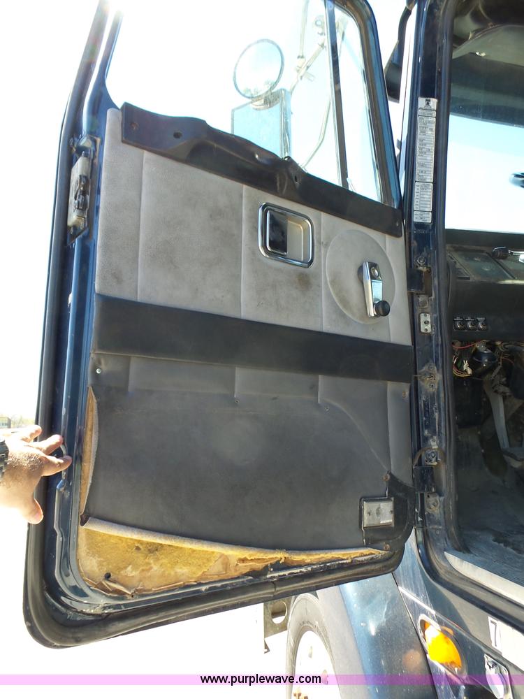 image for item L6321 1995 Volvo WIA semi truck