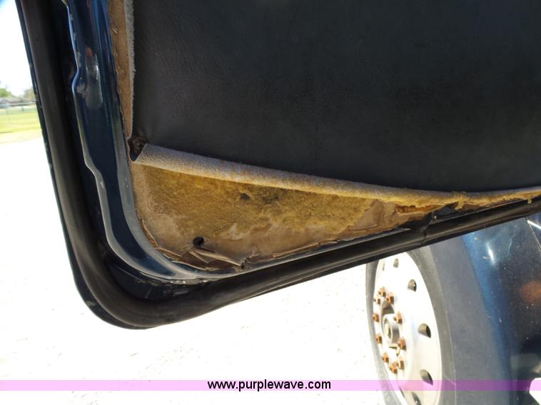 image for item L6321 1995 Volvo WIA semi truck