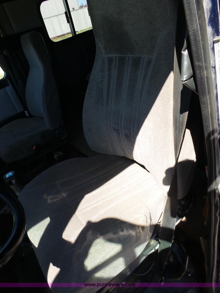 image for item L6321 1995 Volvo WIA semi truck