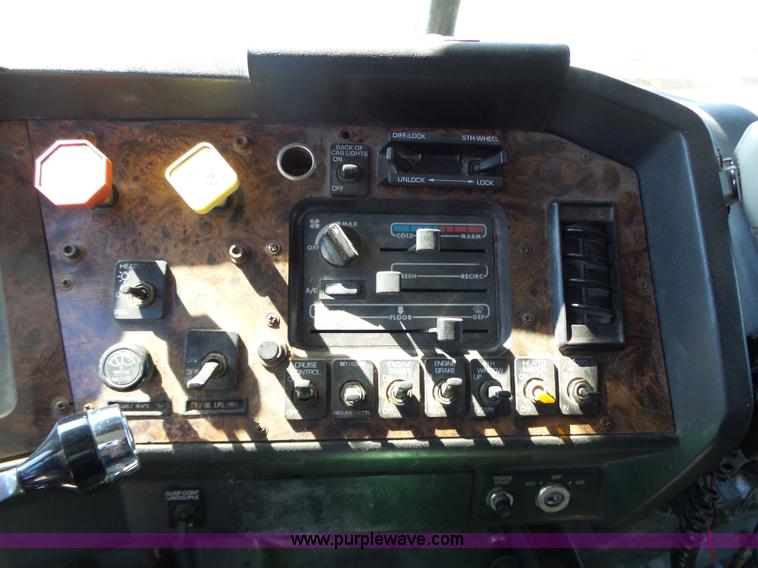 image for item L6321 1995 Volvo WIA semi truck