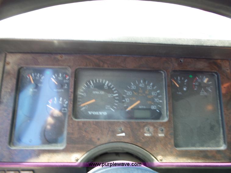 image for item L6321 1995 Volvo WIA semi truck