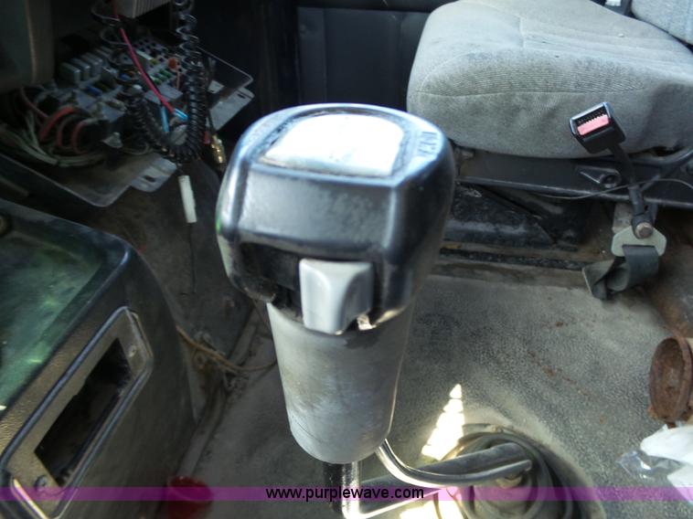 image for item L6321 1995 Volvo WIA semi truck