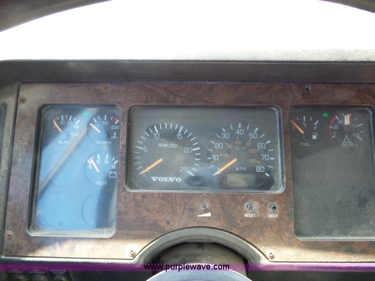 image for item L6321 1995 Volvo WIA semi truck