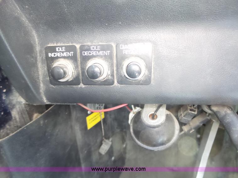 image for item L6321 1995 Volvo WIA semi truck