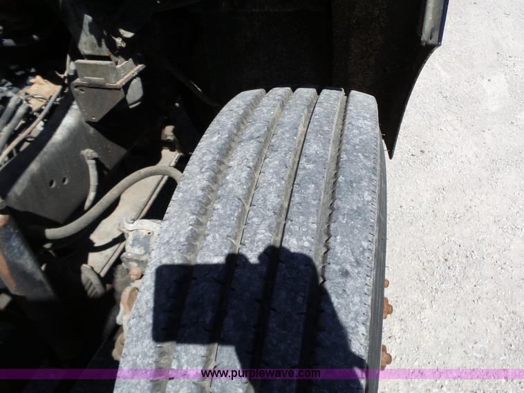 image for item L6321 1995 Volvo WIA semi truck