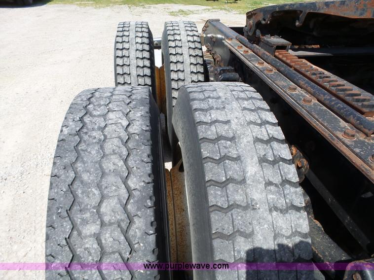 image for item L6322 1993 Volvo WIAM semi truck