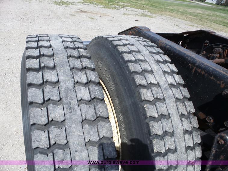 image for item L6322 1993 Volvo WIAM semi truck