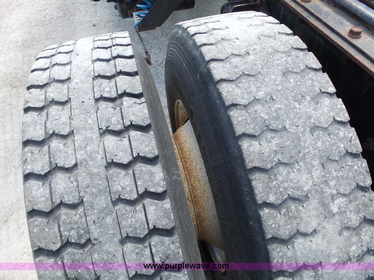 image for item L6322 1993 Volvo WIAM semi truck