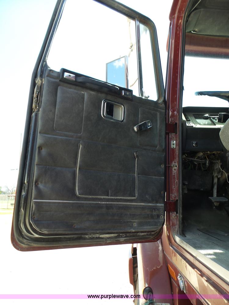 image for item L6322 1993 Volvo WIAM semi truck