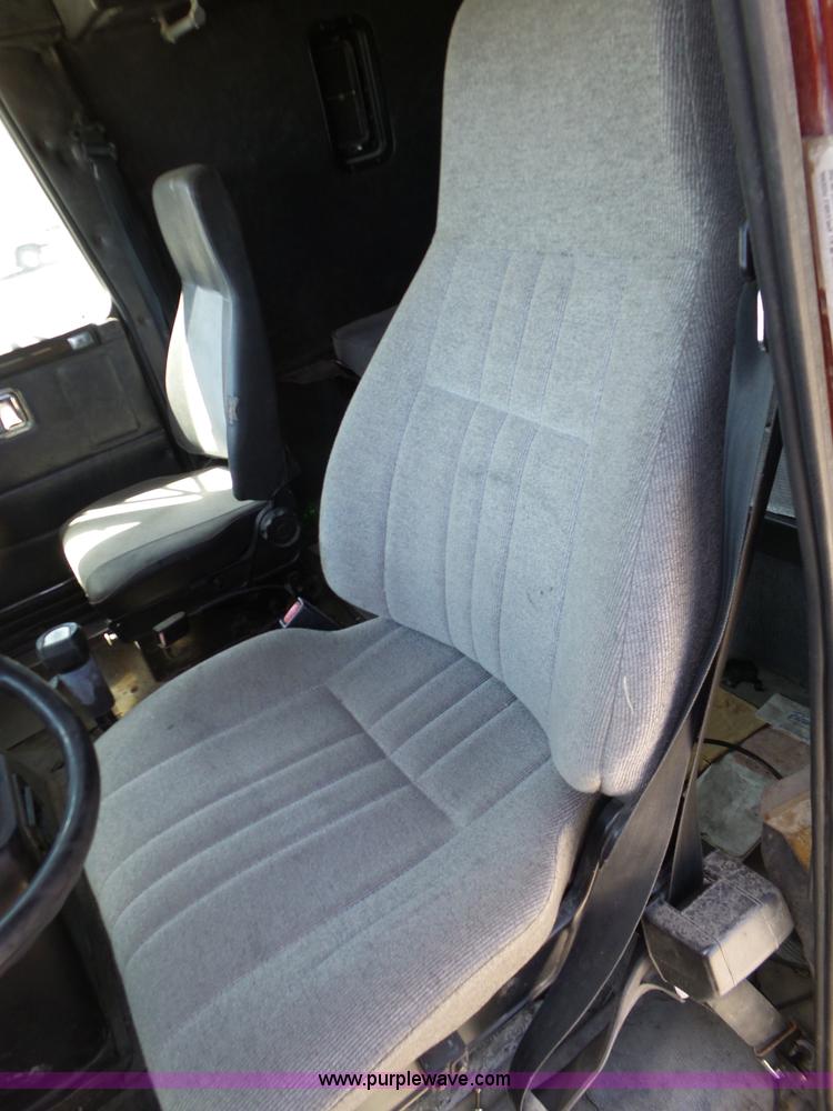 image for item L6322 1993 Volvo WIAM semi truck