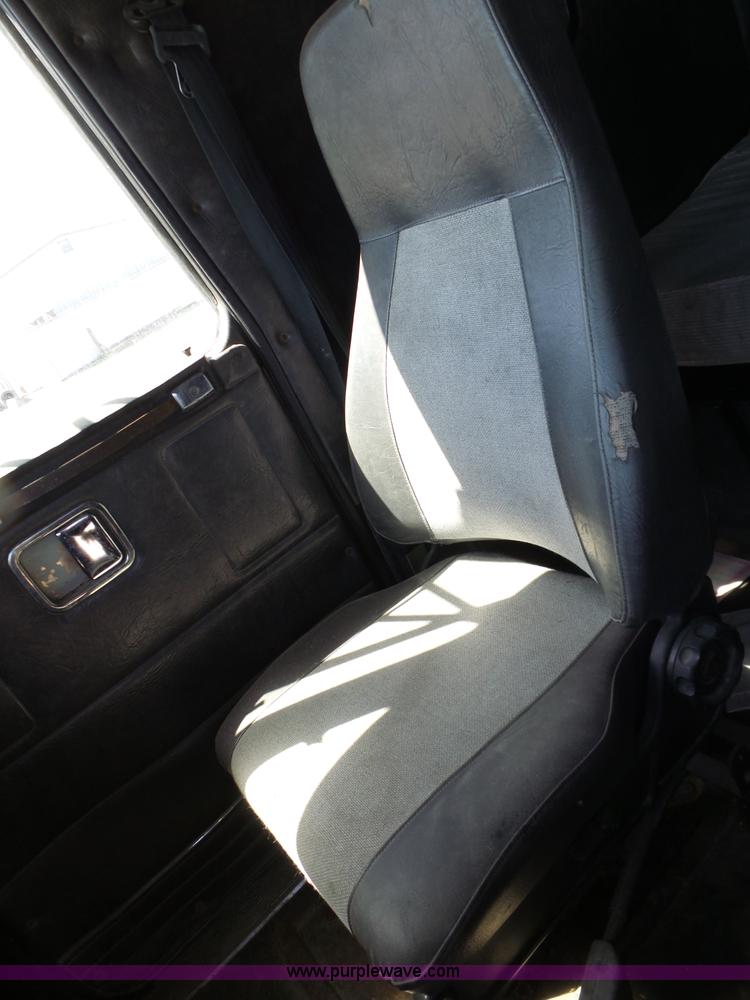 image for item L6322 1993 Volvo WIAM semi truck