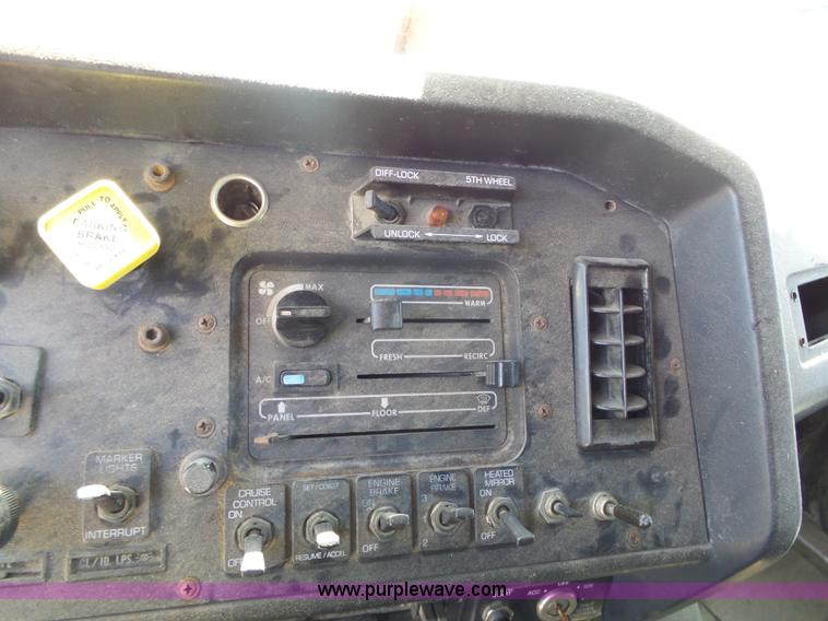 image for item L6322 1993 Volvo WIAM semi truck