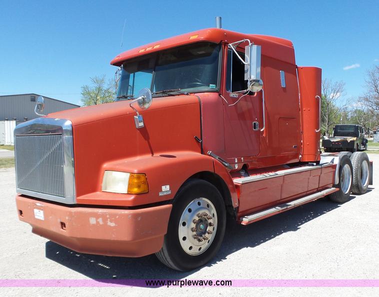 image for item L6323 1993 Volvo WIAM semi truck