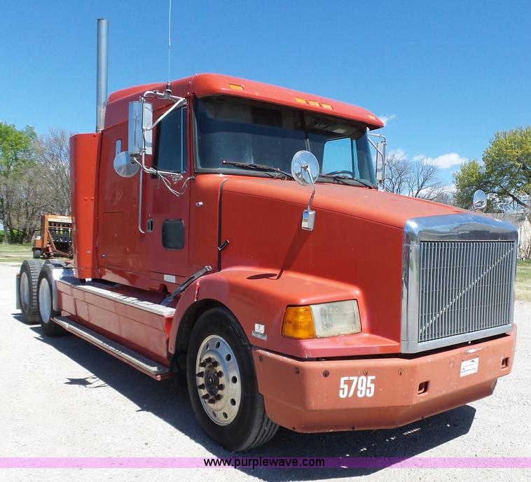 image for item L6323 1993 Volvo WIAM semi truck