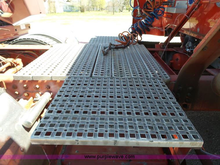 image for item L6323 1993 Volvo WIAM semi truck