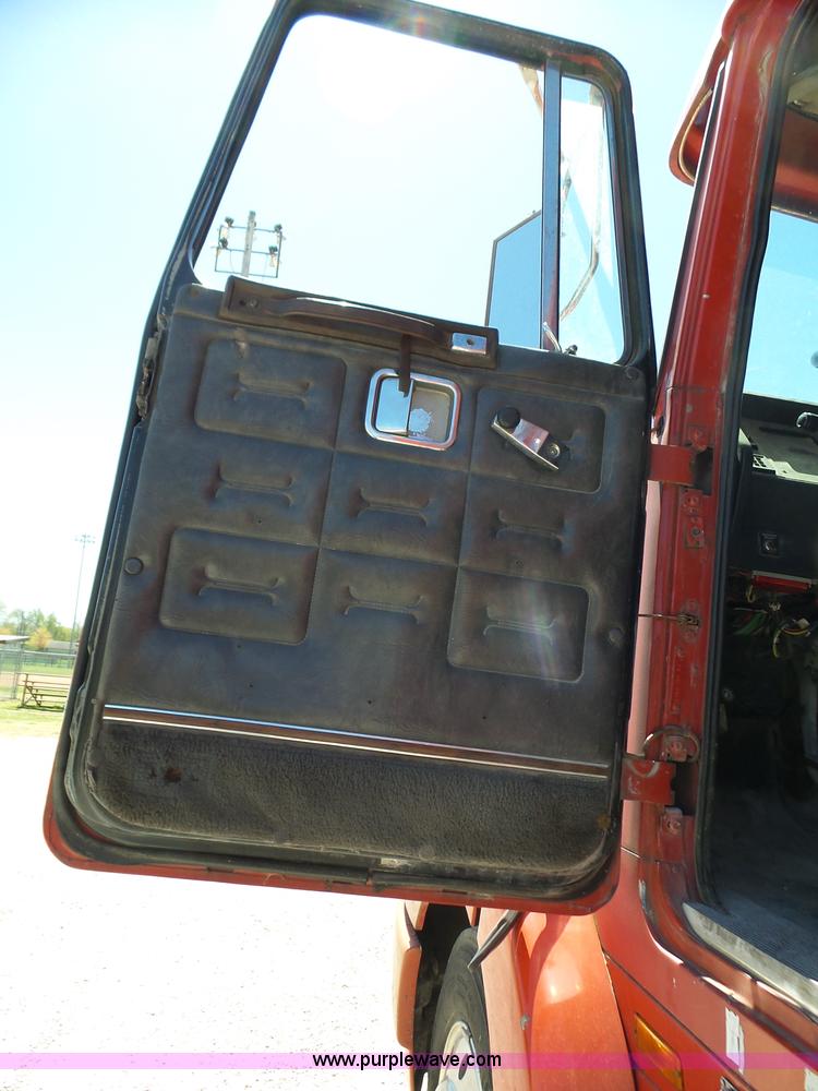 image for item L6323 1993 Volvo WIAM semi truck