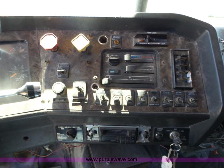 image for item L6323 1993 Volvo WIAM semi truck