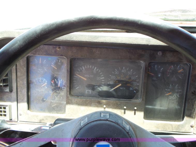 image for item L6323 1993 Volvo WIAM semi truck