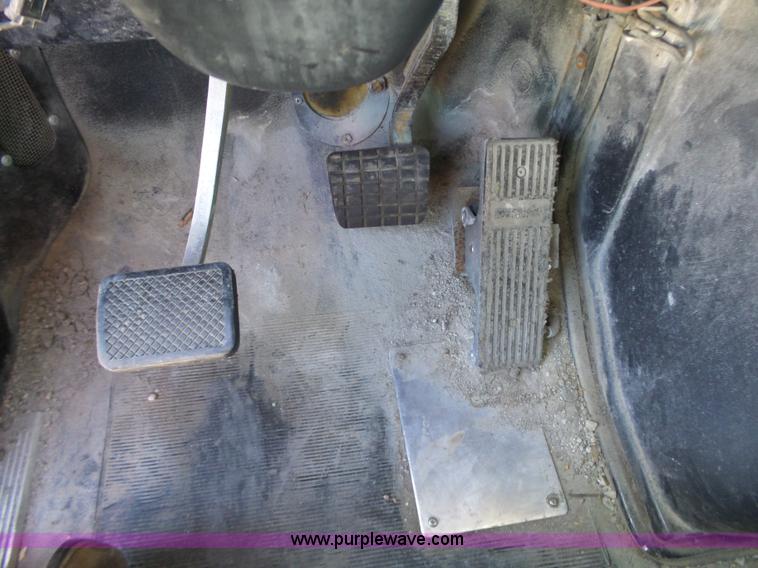 image for item L6323 1993 Volvo WIAM semi truck