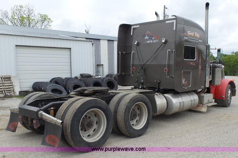 image for item L7497 2003 Peterbilt 379 semi truck