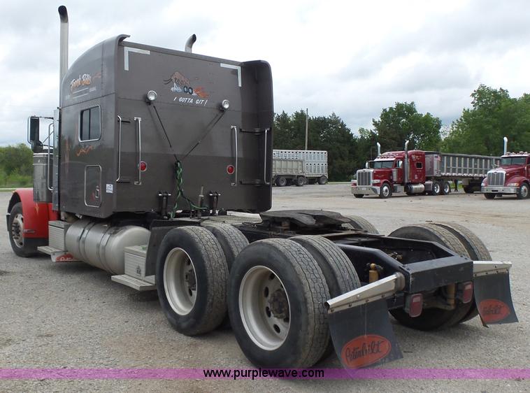 image for item L7497 2003 Peterbilt 379 semi truck