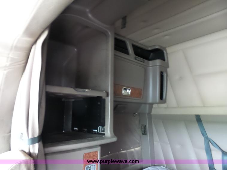 image for item L7497 2003 Peterbilt 379 semi truck