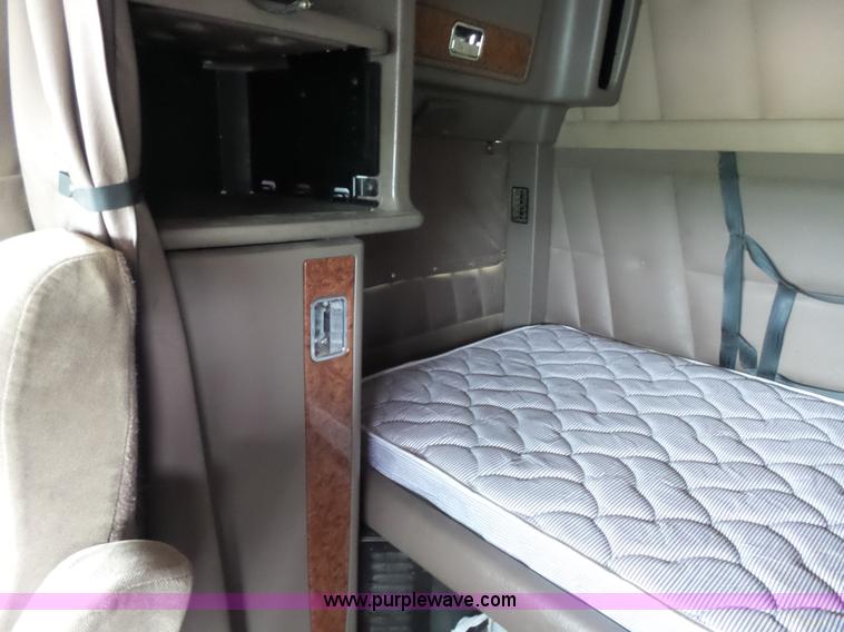 image for item L7497 2003 Peterbilt 379 semi truck