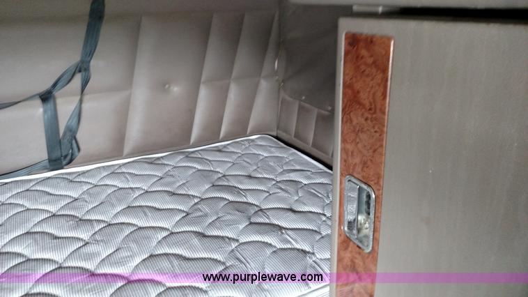 image for item L7497 2003 Peterbilt 379 semi truck